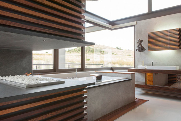Мечта современных домовладельцев: роскошный камин в ванной комнате
