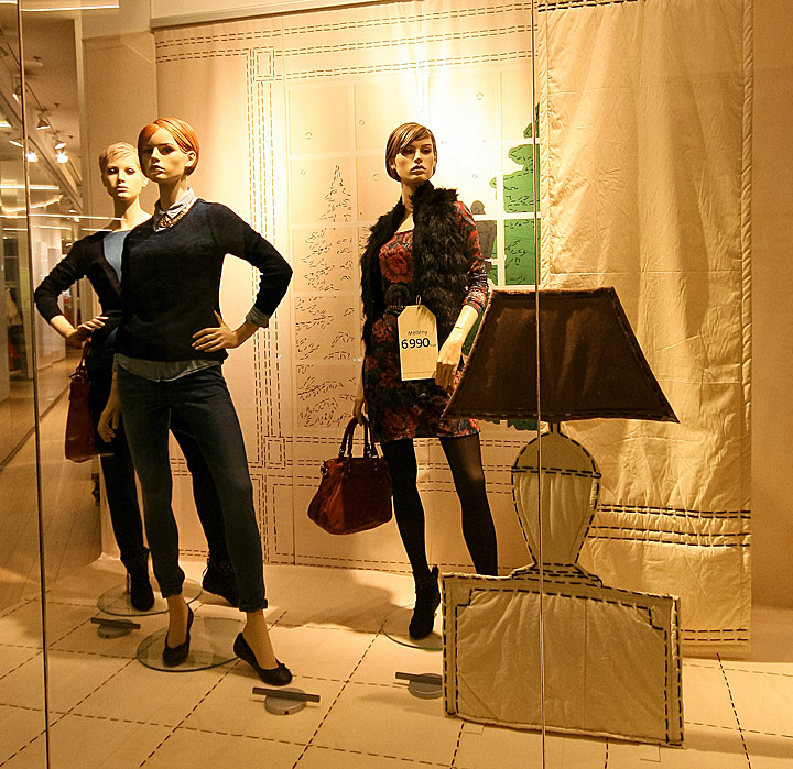 Пример образцовой рекламы модельного ряда на примере интерьера витрины c#038;a windows