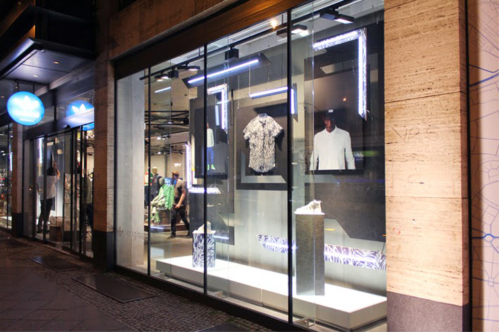Дизайн витрины брендового магазина adidas для новой коллекции blue – проект от studioxag, берлин
