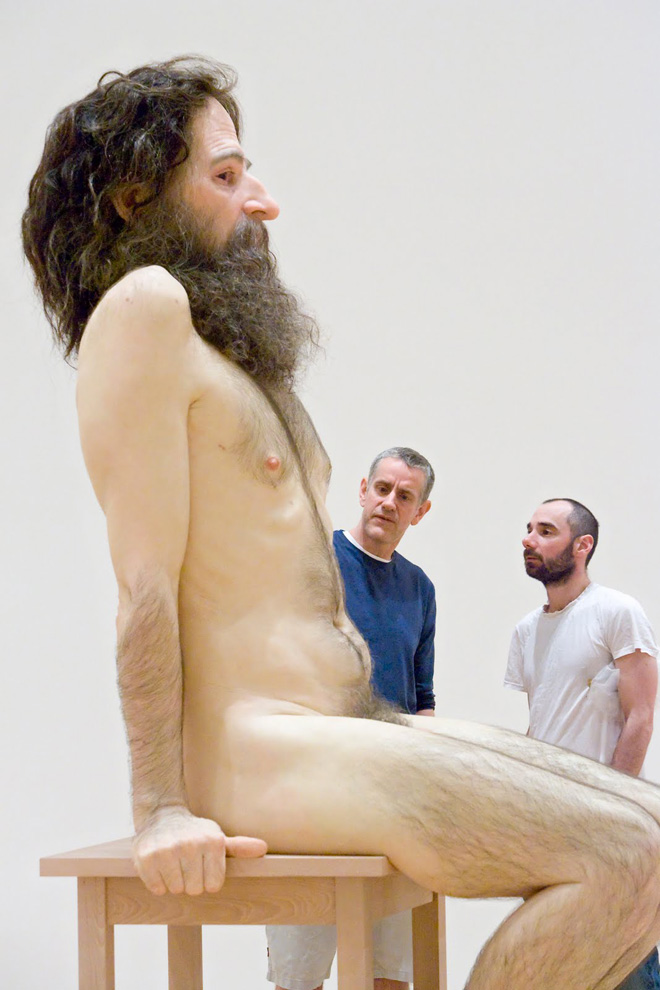 Выставка гигантских человеческих скульптур австралийского художника ron mueck