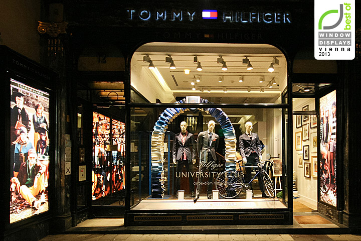 Замечательная сюжетная композиция в оформлении витрины – яркий декор бутика tommy hilfiger, vienna, austria