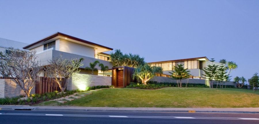 В окружении роскошных пейзажей на берегу mermaid beach — вилла albatross residence от bgd architects, квинсленд, австралия