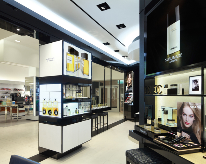 Роскошный дизайн интерьера магазина парфюмерии и косметики chanel