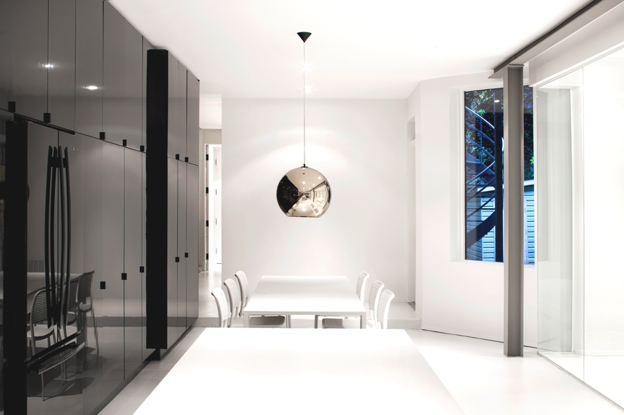 Контрастный минимализм в элегантном дизайне квартиры от anne sophie goneau, монреаль, канада