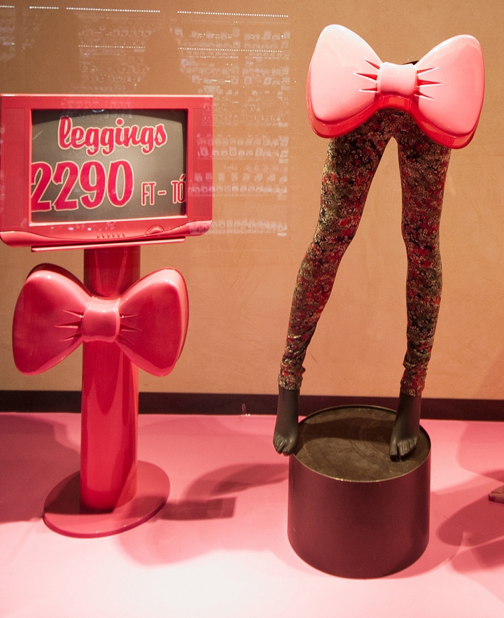 Гламурное розовое оформление витрины бутика женской одежды tezenis, будапешт, венгрия