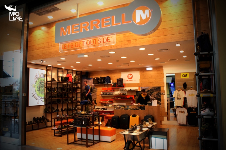 Современный дизайн магазина одежды и обуви брендов cat #038; merrel