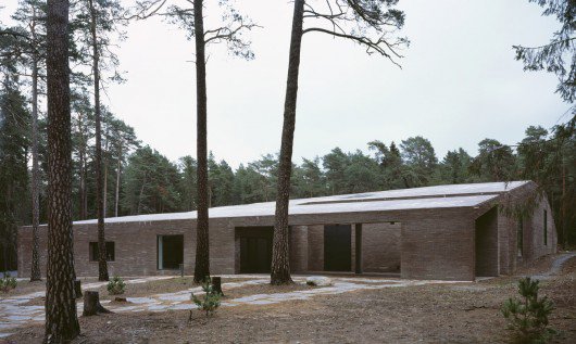 «Лесной камень» швеции – новый крематорий в красивом лесу на юге стокгольма