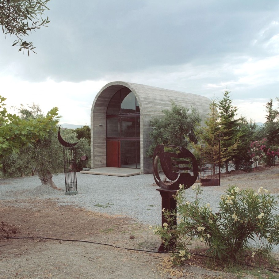 Необычный дом: арт-студия для художника alexandros liapis из промышленной бочки, boeotia, греция. проект компании a31 architecture