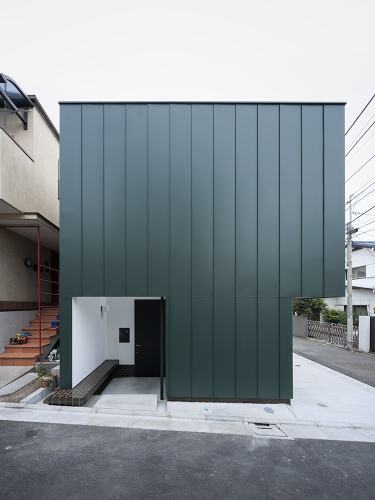 Проект без окон и дверей от компании nobuo araki – оригинальный двухэтажный коттедж mishuku ii в токио для тех, кто ищет уединения