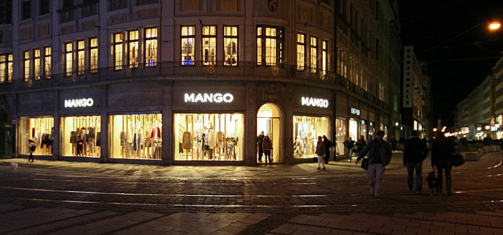 Вечерний свет моды: смелое оформление витрин магазина одежды mango