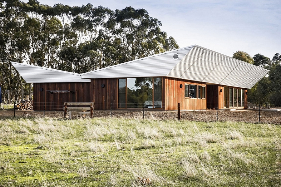 Энергоэффективный дом с необычной крышей в земляном окружении — leura lane house от cooper scaife architects, город гамильтон, австралия