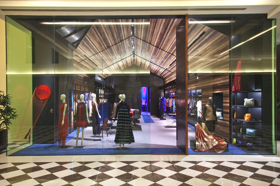 Современный магазин индийской модной одежды neel sutra