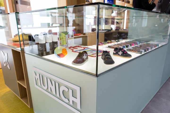 Двуликий янус – оригинальный дизайн магазина спортивной обуви и аксессуаров munich в барселоне