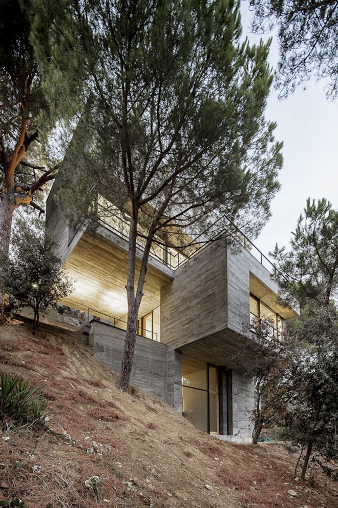 Изумительный четырёхэтажный дом из монолитного бетона