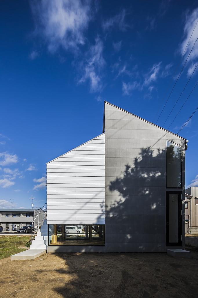 Скромный коттедж в стиле японского минимализма по соседству с рисовым полем от дизайнеров из keitaro muto architects, гифу, япония