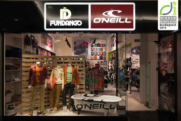 Колоритное и эксцентричное оформление витрин брендового магазина спортивной одежды fundango #038; o’neill