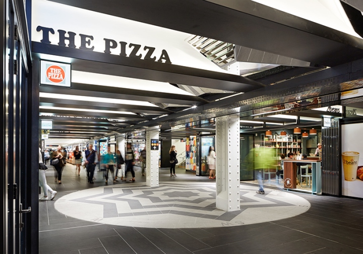 Современный торговый центр turnstyle в нью-йорке приветствует пассажиров метрополитена