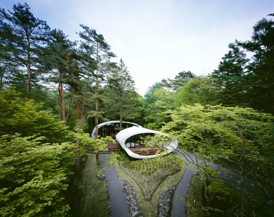 Эксцентричная резиденция в лесу – футуристический проект shell от artechnic architects в нагано