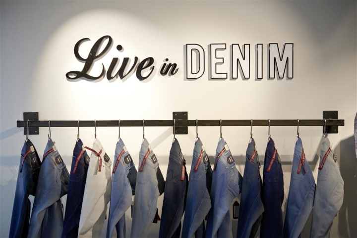 Современный интерьер магазина модной джинсовой одежды для мужчин и женщин wrangler