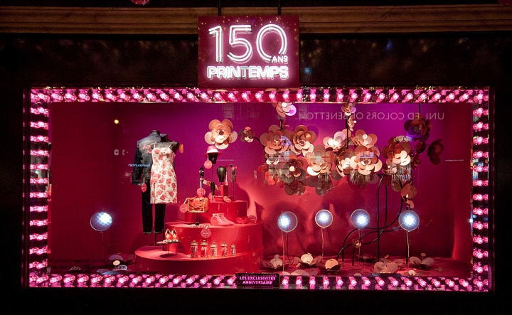 Витрины известнейшего парижского универмага printemps знаменуют 150-летний юбилей