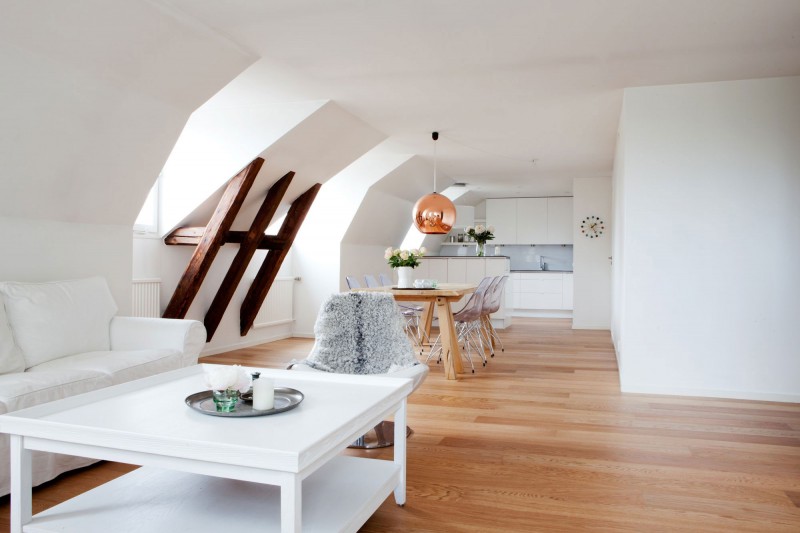 Изящный дизайн интерьера квартиры на мансардном этаже с панорамной террасой