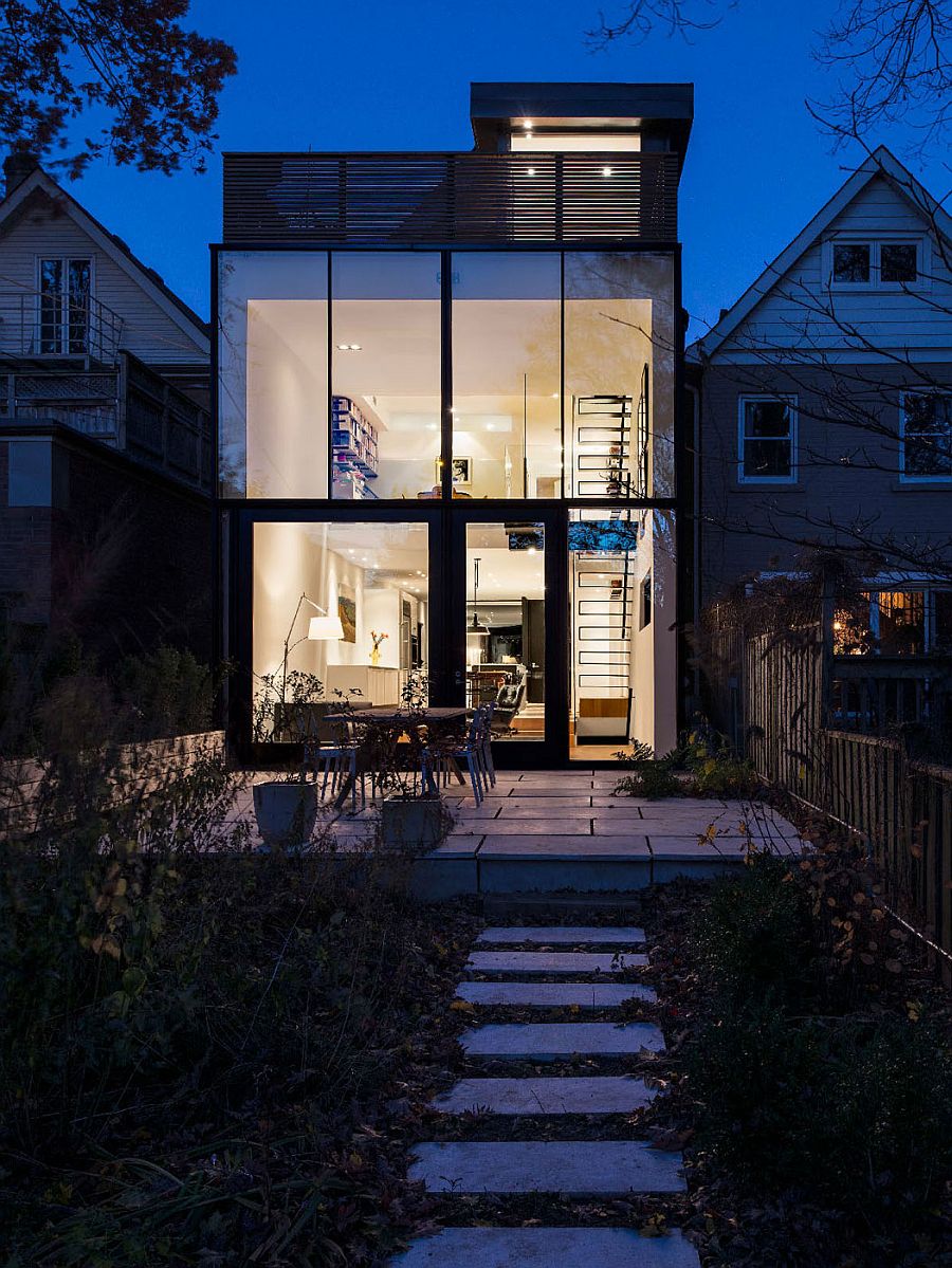 Великолепный дом home charms со стеклянными элементами в отделке