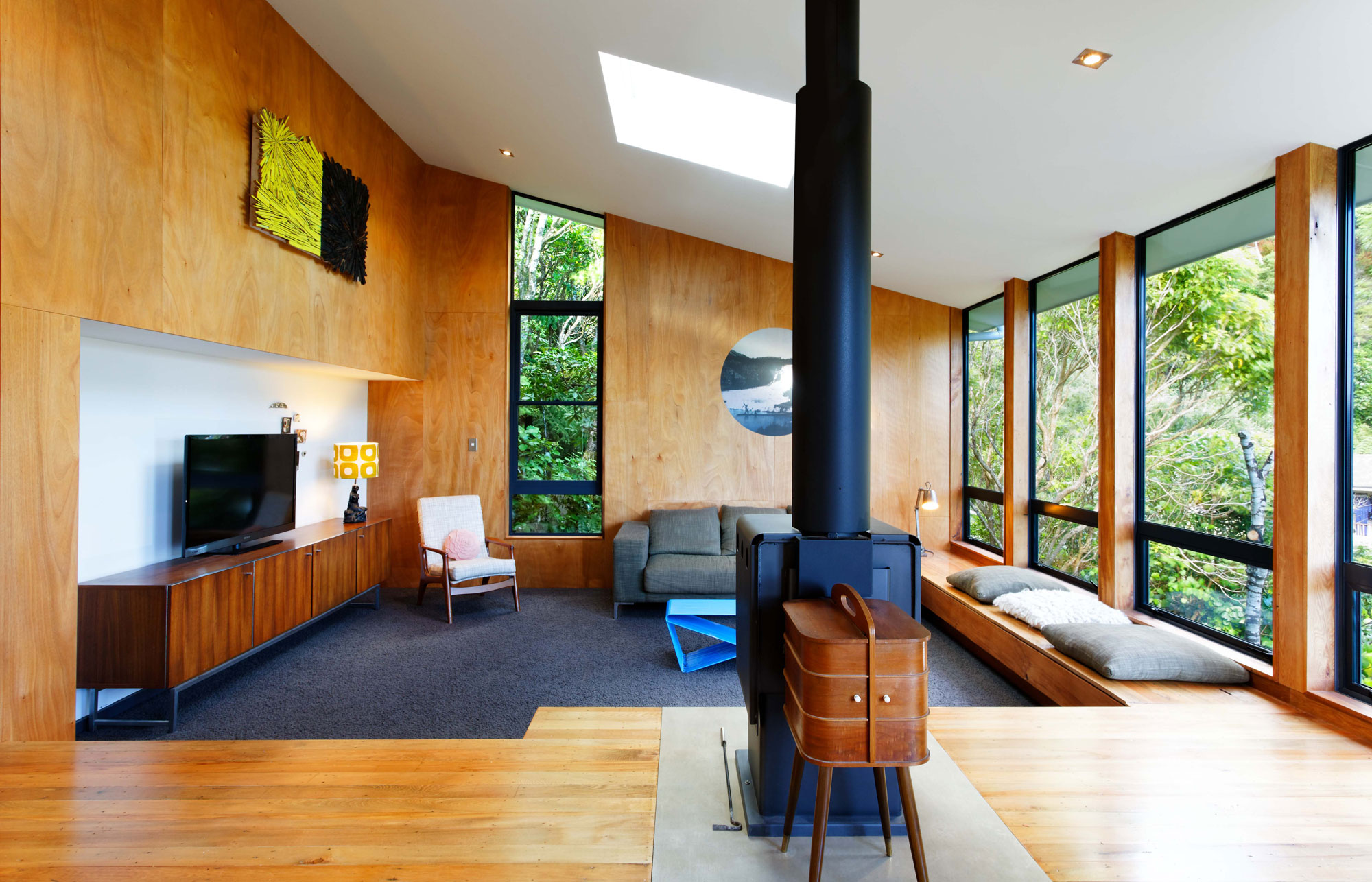 Роскошь и уют деревянного интерьера дома в york bay от paul rolfe architects, новая зеландия