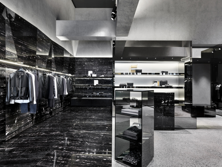 Монохромный интерьер элитного бутика мужской одежды les hommes от дизайнеров piuarch, милан, италия