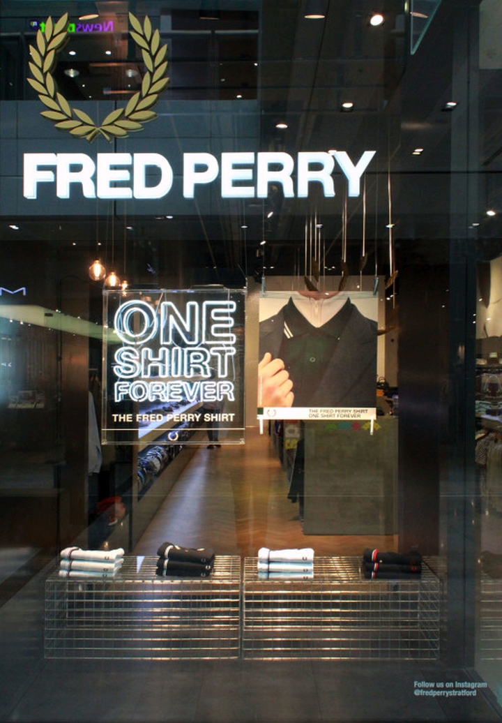 Лаконичная эстетика всемирно известного бренда fred perry в дизайне витрин весенне-летнего сезона