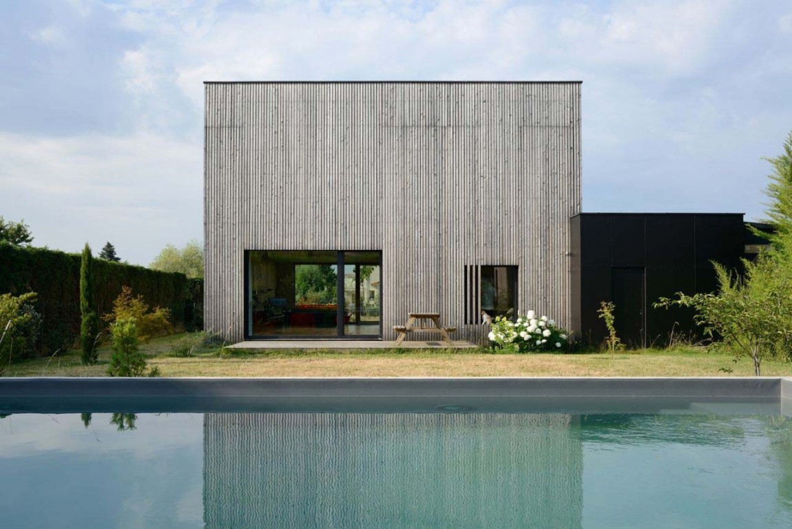 Двухэтажный деревянный дом кубической формы villa b