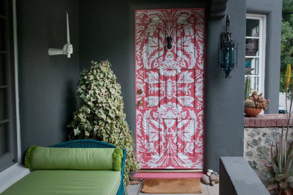 Экспрессивные варианты декора оригинальной входной двери красного цвета