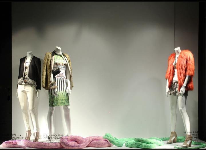 Концептуальное оформление витрины бутика высокой моды bergdorf goodman от студии grey area, нью-йорк, сша