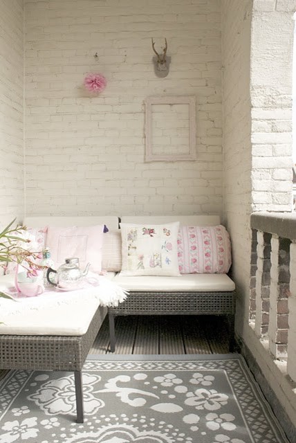 Восхитительная небольшая спальня: грамотная перепланировка балконного пространства