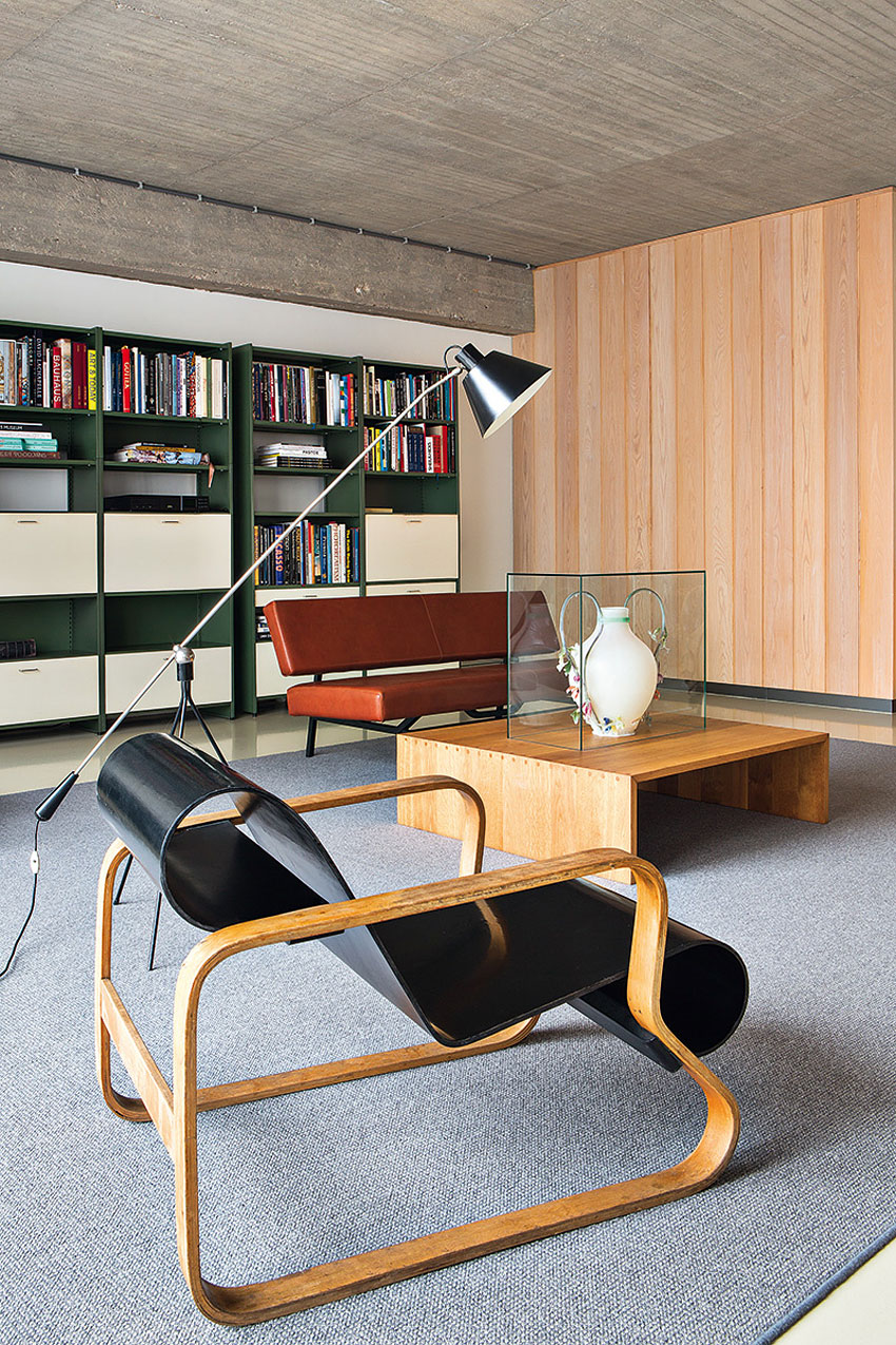 Приземлённая красота брутальной мебели в стильном интерьере лофт-квартиры в бельгии