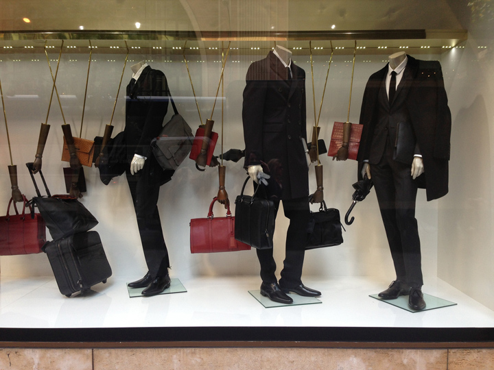 Интересная подача новой коллекции сумок – оригинальные витрины burberry в нью-йорке, 2013 год