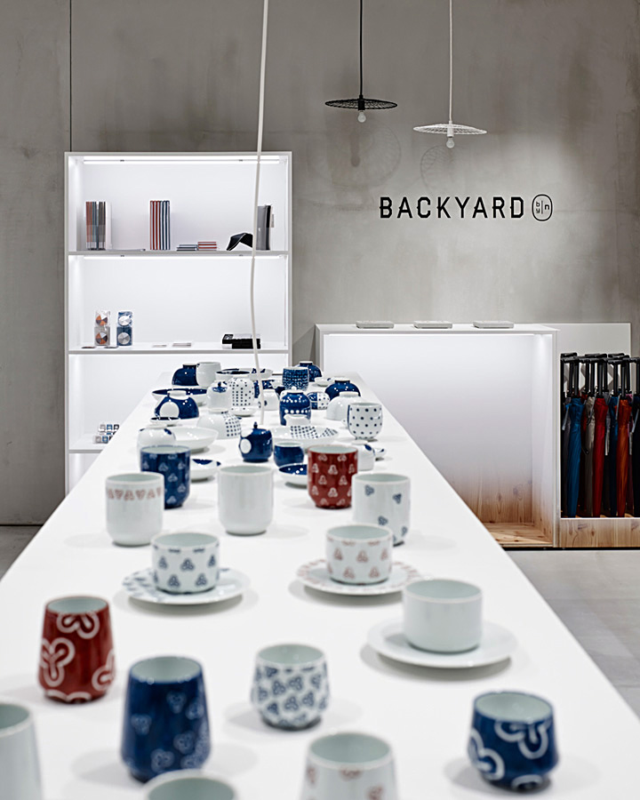 Минималистский дизайн магазина одежды и аксессуаров backyard – интерьер с неповторимой харизмой