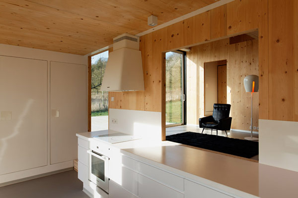 Небольшой домик: проект anchored для семейного отдыха от g house by lode architecture, нормандия, франция