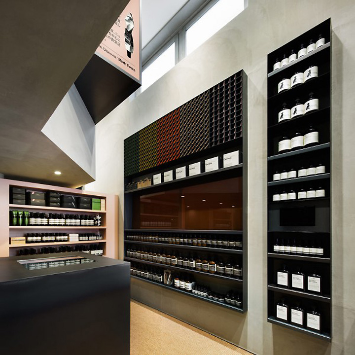 Комфорт и стиль в дизайне магазина лечебной косметики aesop shibuya от студии torafu architects, токио, япония