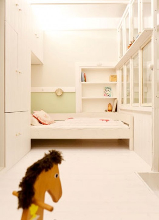 Дизайн комнаты для девочек в нежных светлых тонах от lea korzeczek #038; matthias hiller