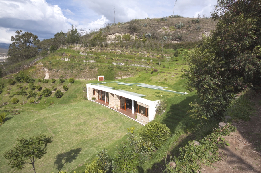 Возвращение на землю — вросший в землю casa mirador от архитектурной фирмы ap + c, эквадор