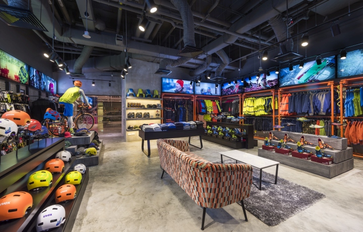 Взрыв цвета на фоне бетонных стен — индустриальный стиль в интерьере спортивного магазина durasafe