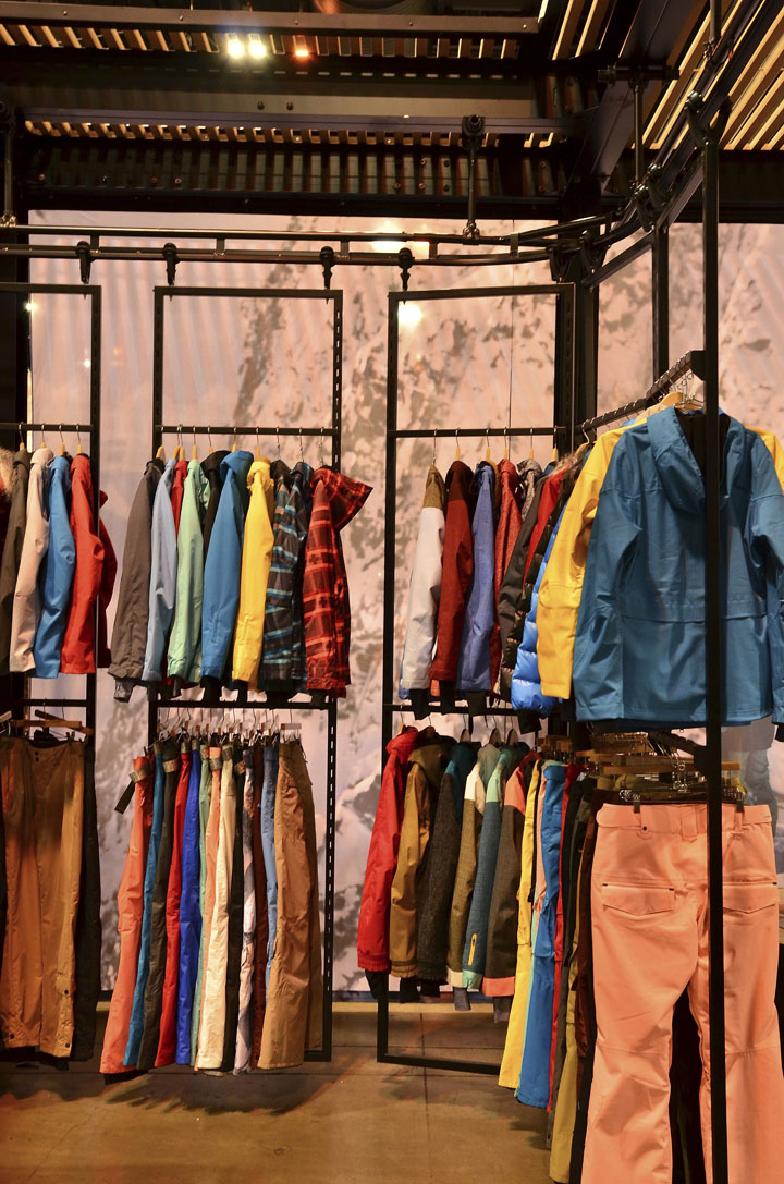 Незаурядный дизайн магазина одежды для лыжников в стиле шале