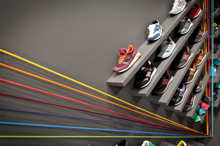 Необычное оформление магазина спортивной обуви run colors