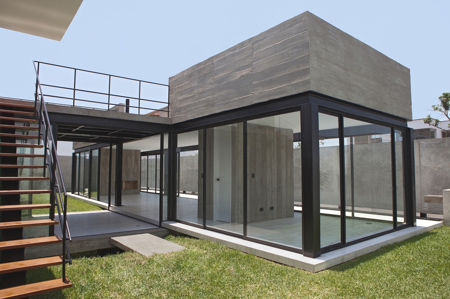 Великолепный проект монолитного дома со стеклянными стенами и бассейном на крыше