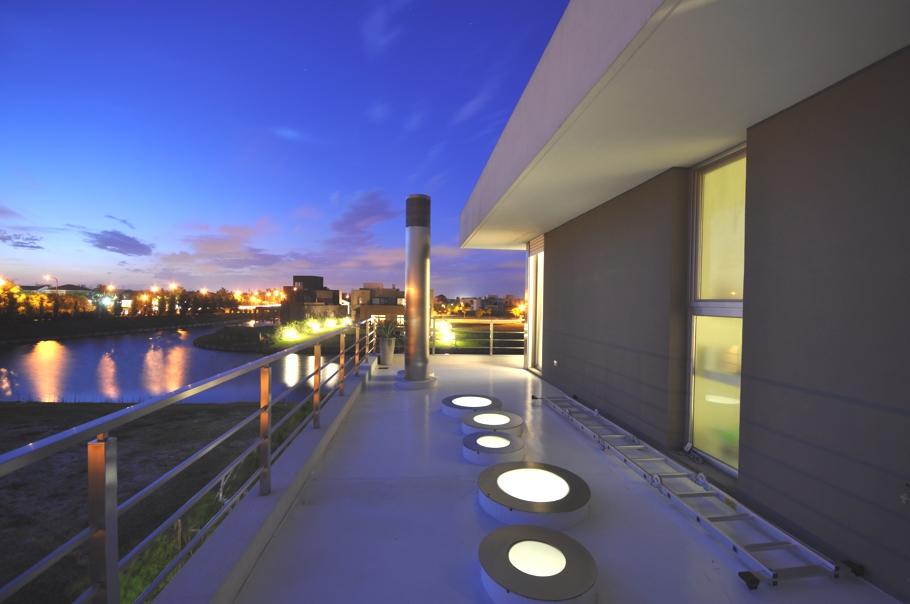 Шикарный проект минималистского дома с бассейном и захватывающим видом на реку