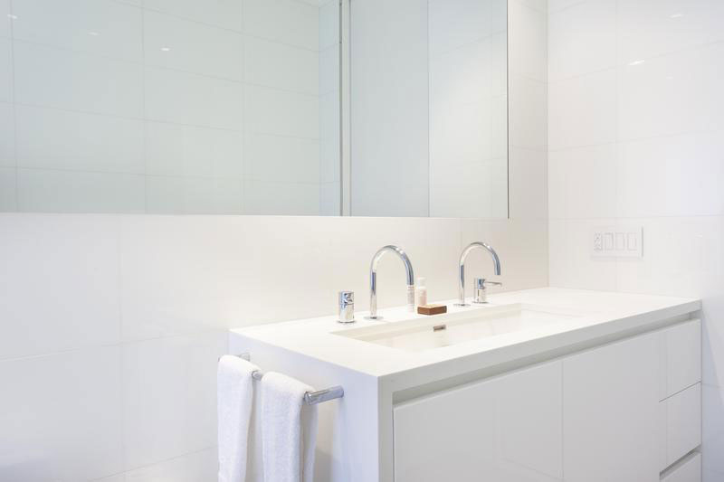 Великолепный дизайн интерьера и отделка белоснежных стен лофт-квартиры в минималистском стиле в манхэттене, нью-йорк, сша.