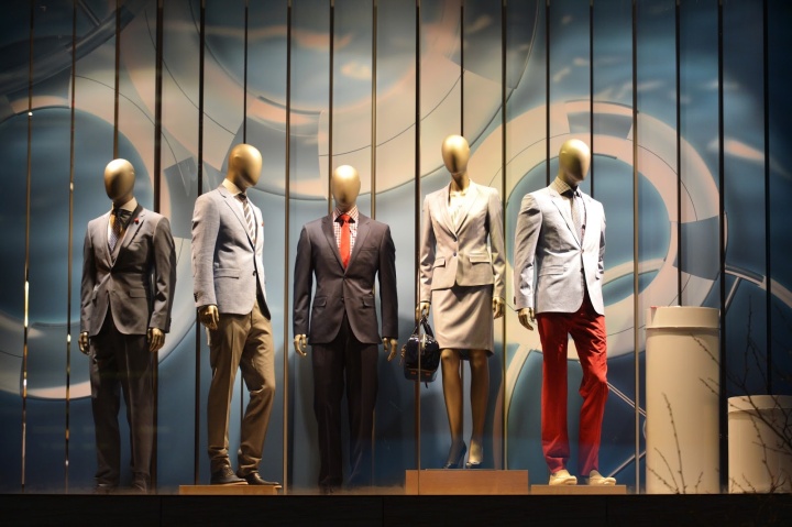 Стиль напоказ – потрясающее оформление витрин брендового магазина модной одежды hugo boss