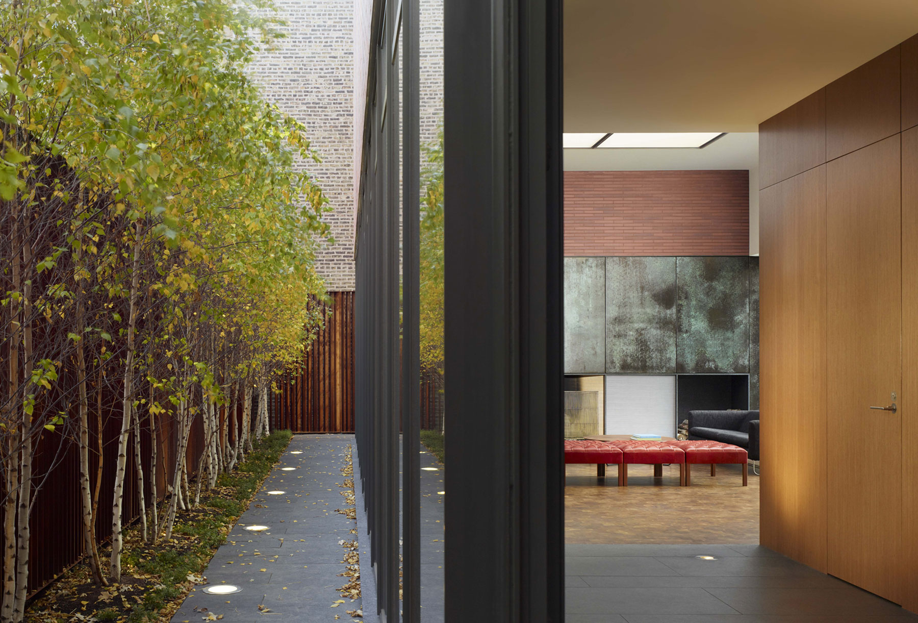 Великолепный дизайн-проект трёхэтажного городского дома в минималистском стиле