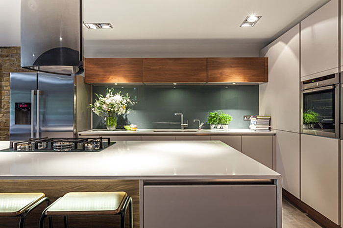 Эффектная и функциональная кухня в подвале – смелое инженерное решение и виртуозное владение стилем от известного дизайнера