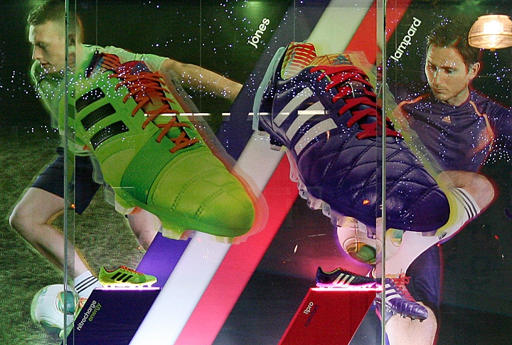 Замечательные художественные композиции в зимнем оформлении витрин магазина adidas в лондоне